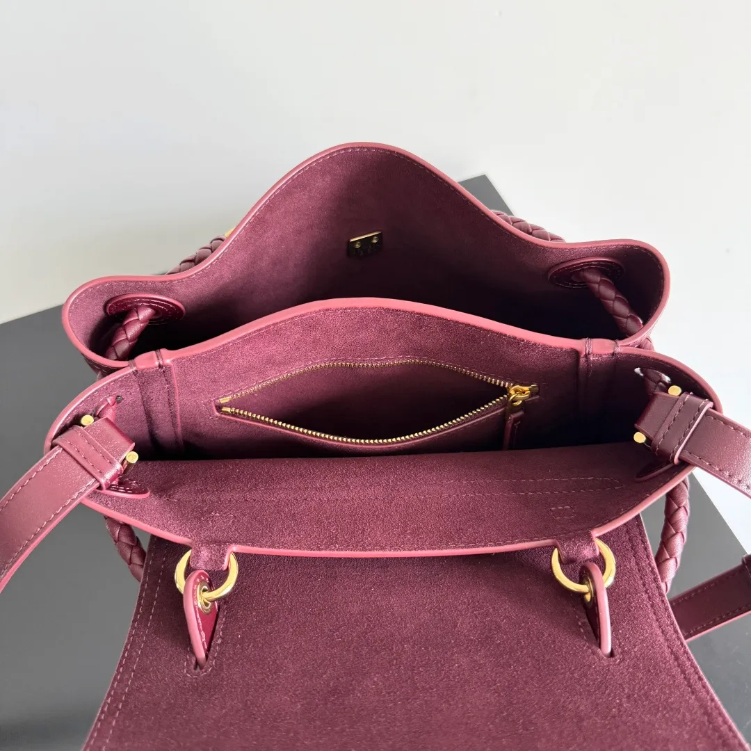 Batch 2060 BottegaVeneta Latest Ciao Ciao Bag Silky cowhide two-way flap handbag with signature twist detail, hidden hook closure, flap can be fastened to the front or attached to the INTRECCIATO woven internal pocket, comes with an adjustable and removable crossbody strap, internal compartment, and also features a zippered pocket. The surprise flap has various shapes. Style 1 - Cover the bag surface, exposing the knot and knot decoration. Style 2 - Place the flap inside the bag. A buckle is also designed. Style 3 - The U-shaped position of the top handle in the hand bag. Style No.: 835835 Size: 26*19*10.5cm